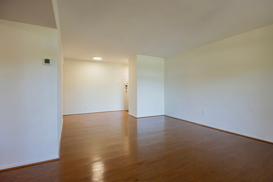 Building Photo - 1643 Parkcrest Cir