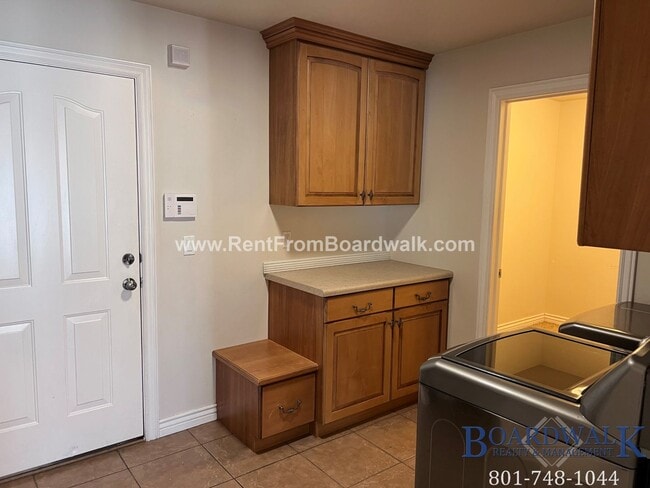 Building Photo - SPECTACULAR 5 Bed home in South Jordan!