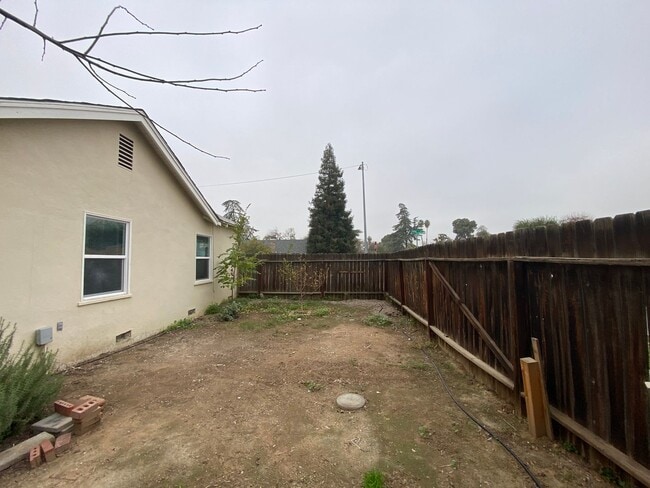 Building Photo - Follow the yellow brick to this Remodeled 2 BD 1 BA House in NE Bakersfield