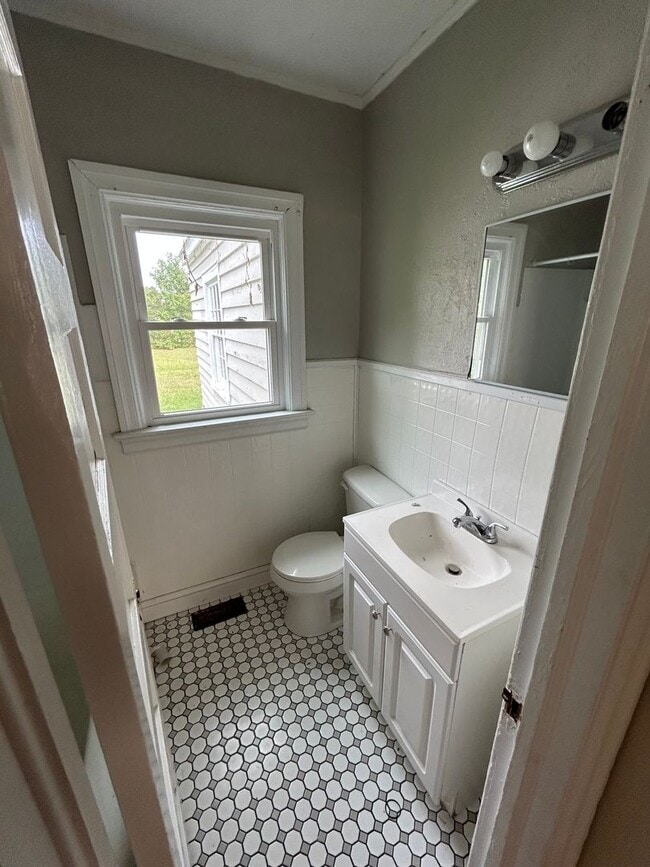 Building Photo - 3 Bedroom House in Fairview Circle