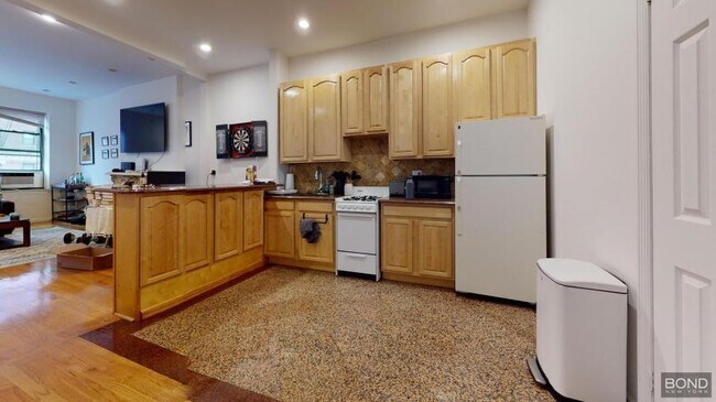 Building Photo - 3 bedroom in Manhattan NY 10003