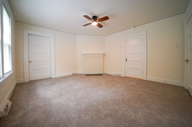 Building Photo - 3 bed 2 bath Updated Bungalow - Private ba...
