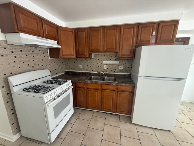 Building Photo - 9575 Maple Dr