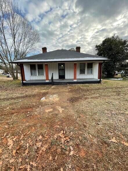 Building Photo - 155 Maple St