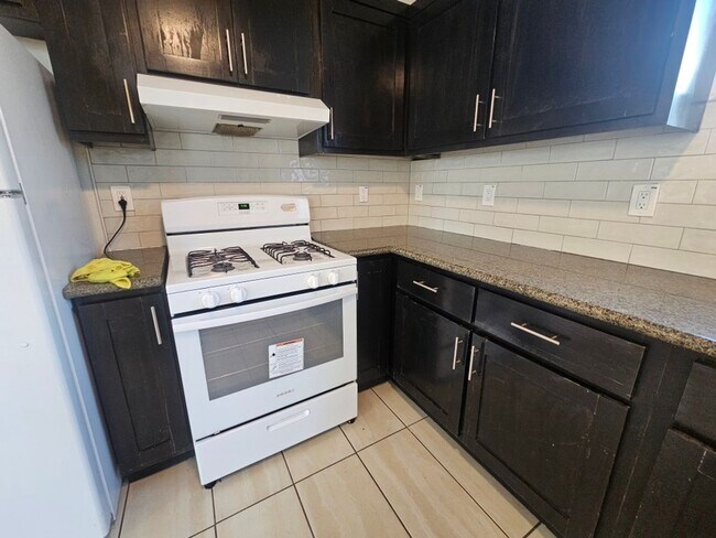Building Photo - 812 E 76th Pl