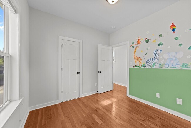 Building Photo - Modern 3 Bedroom home inside Downtown Raleigh, Fenced-in Backyard, Updated Kitchen, Pet Friendly!