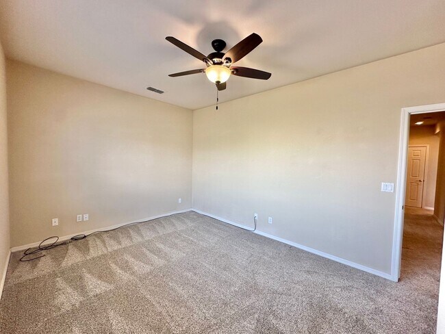 Building Photo - Beautiful 3 bedroom, 3 bathroom home with ...