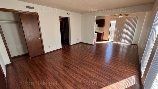 Building Photo - $795 - 2 bed 1 bath - Second floor Apartment
