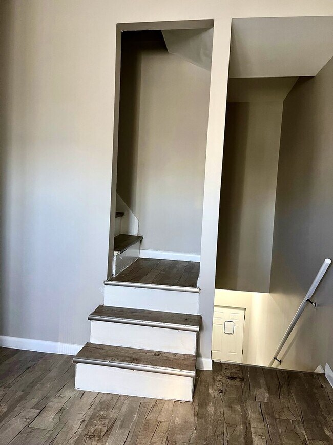 Building Photo - *** Amazing Apartment in Mt. Washington * Pet Friendly * Duplex style * Available Now * Spacious ...