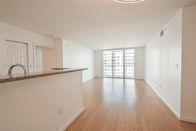 Building Photo - 1155 Brickell Bay Dr
