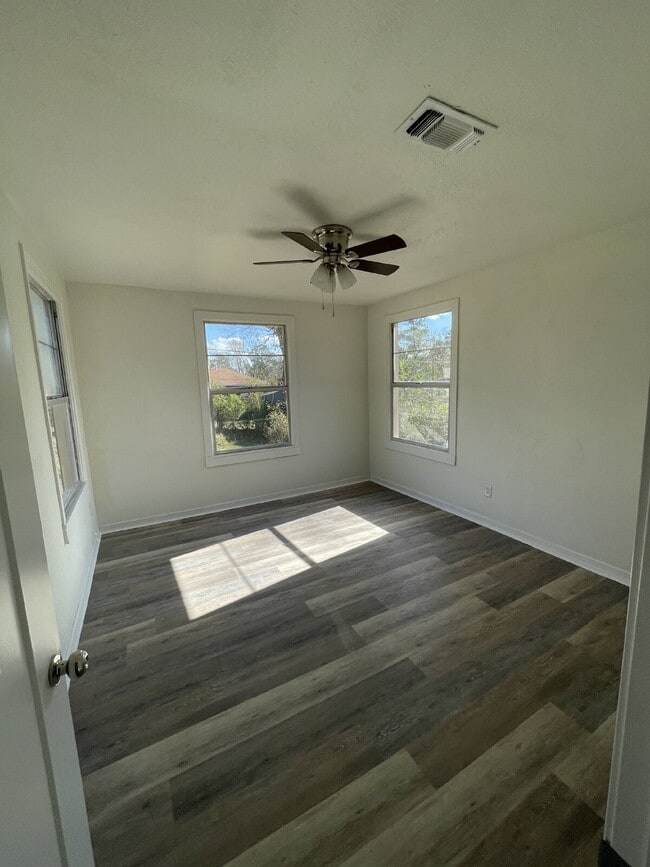 Building Photo - 3 bedroom, 1 bath home.