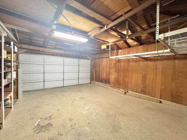 Building Photo - 1530 Rogue St