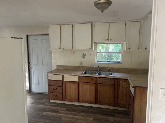 Building Photo - 505 W Hubbard Ave