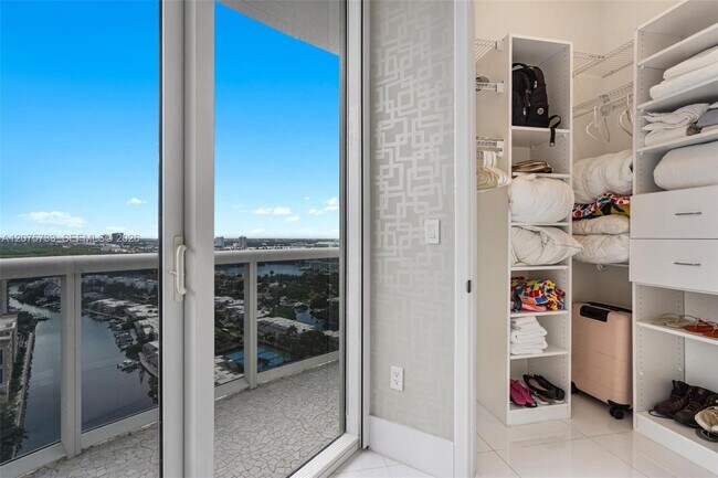 Building Photo - 16001 Collins Ave