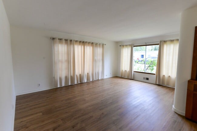 Building Photo - Single Family Home-Prime Location! Washer/...