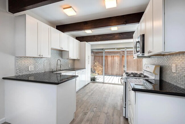 Building Photo - 4040 Grand View Blvd