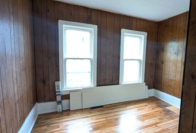 Building Photo - 2404 Leahy St