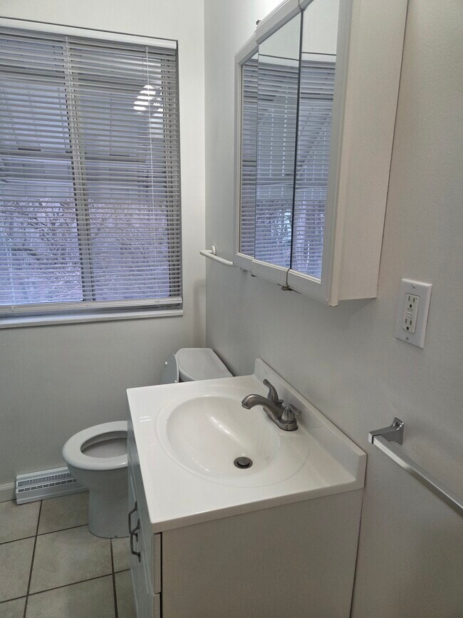 Building Photo - 524 Mercer Rd