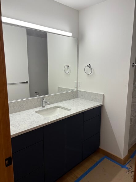 bath vanity - 475 Hillcrest Pl