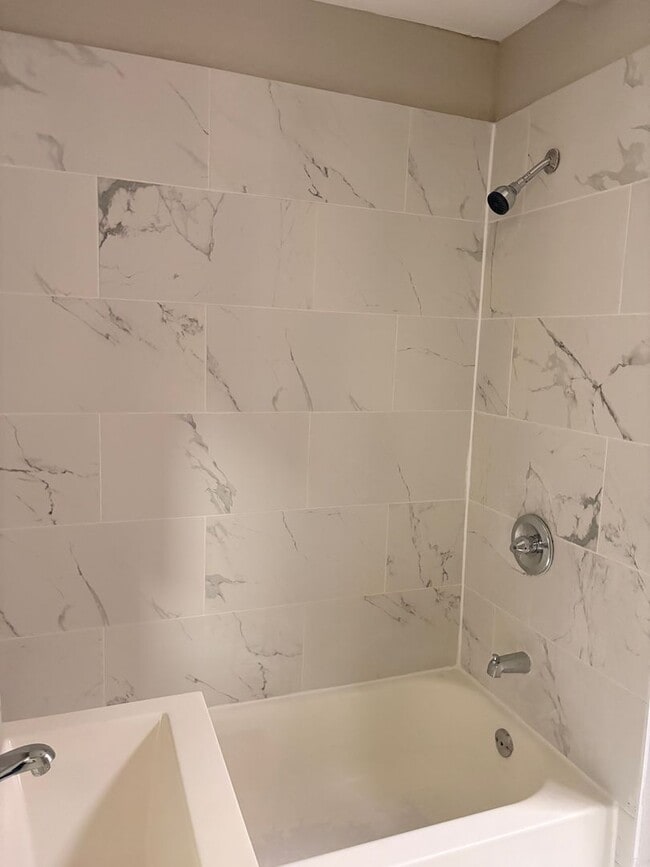 Building Photo - Spacious Baltimore Rowhome with Modern Updates – Available Now in Reservoir Hill