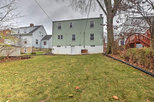 Building Photo - 1567 W Riverview Ave