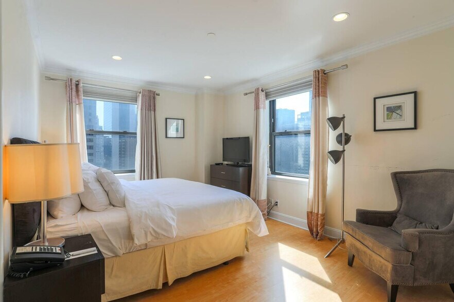 Building Photo - 8 W 57th St