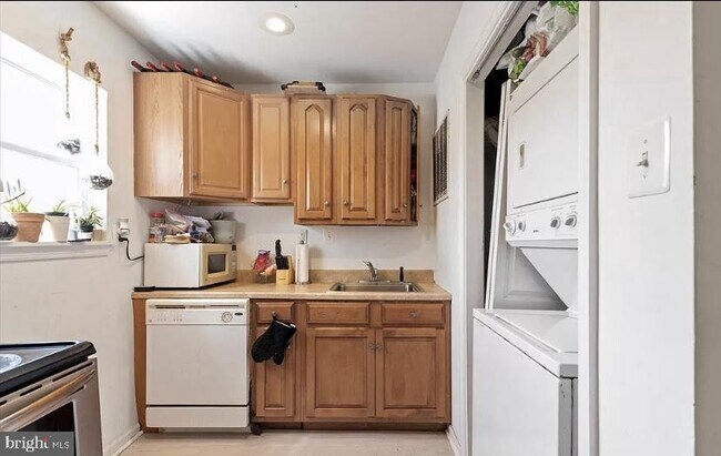 Building Photo - 2606 W Girard Ave