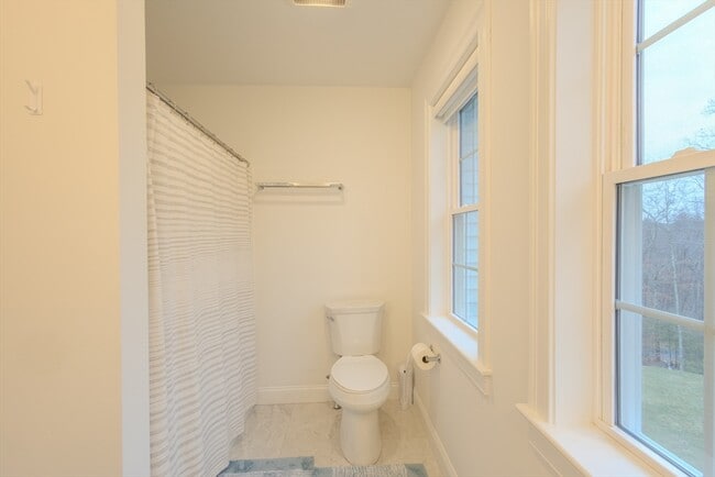 Building Photo - 18 Locust Hill Dr