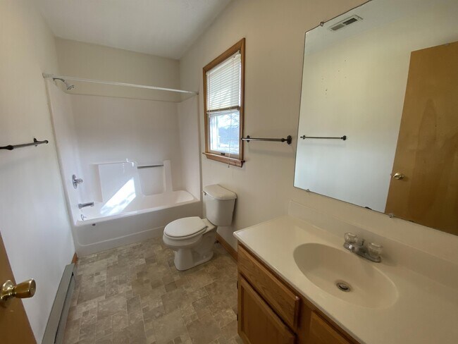 Building Photo - 408A Overlook Dr