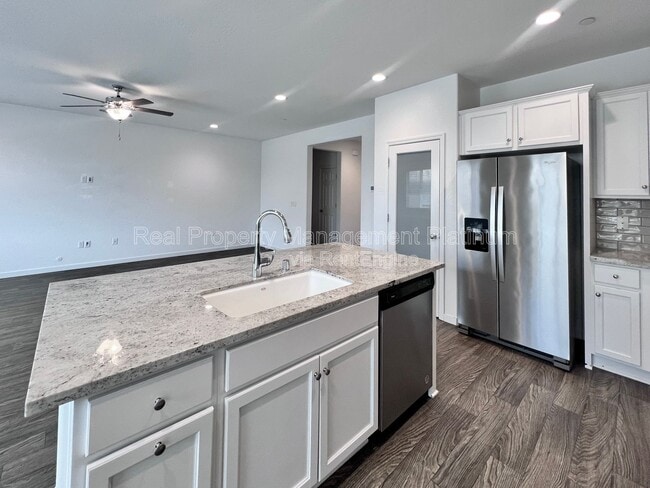 Building Photo - 6692 E Cambridge Ave