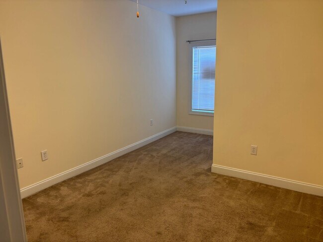 Building Photo - 2073 Silvercrest Dr