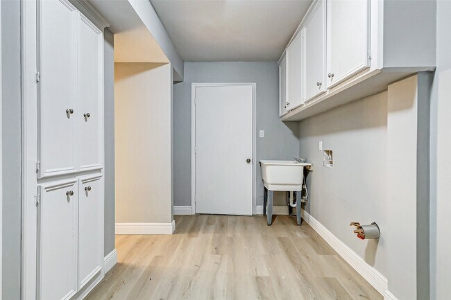 Building Photo - 1727 Cloister Dr