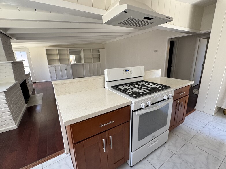 Building Photo - 2321 W Carson St