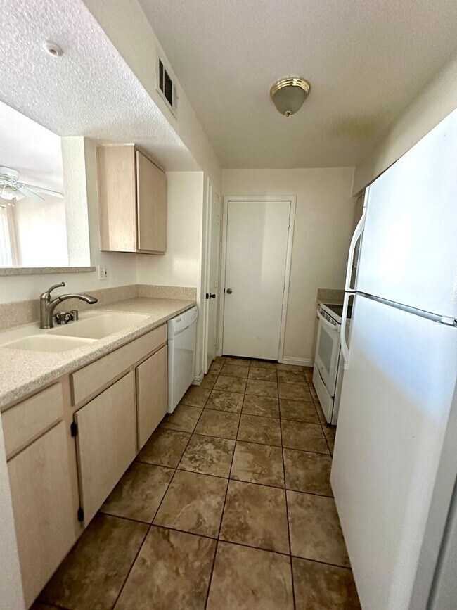 Building Photo - 8101 W Flamingo Rd