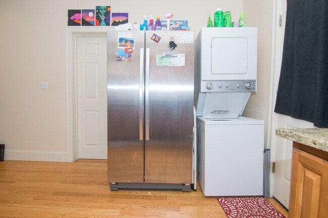 Building Photo - Amazing Four Bed, Two Bath, available Now