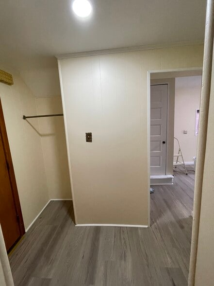 Entry - 5548 Avondale Pl