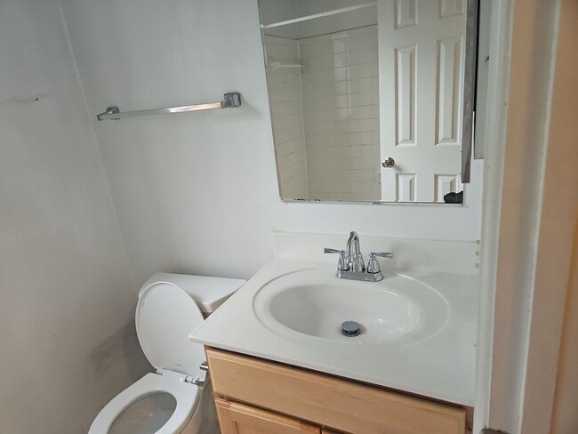 Building Photo - Charming 1 Bed 1 Bth Condo With Balcony In...