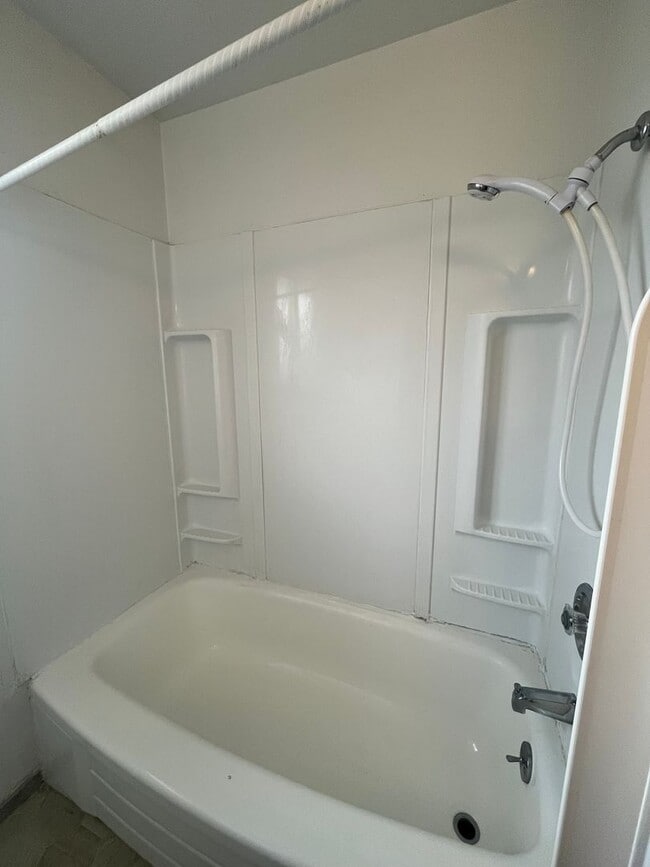 Building Photo - 2-Bedroom 1-Bathroom Duplex in Eugene