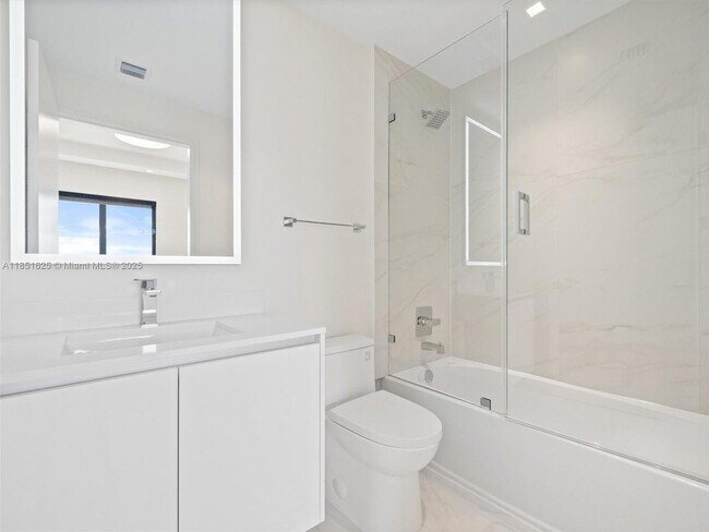 Building Photo - 700 NE 24th St