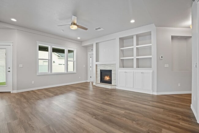 Building Photo - NEWER - BEAUTIFUL 3BD/2.5BA HOME + OFFICE or 4TH BEDROOM