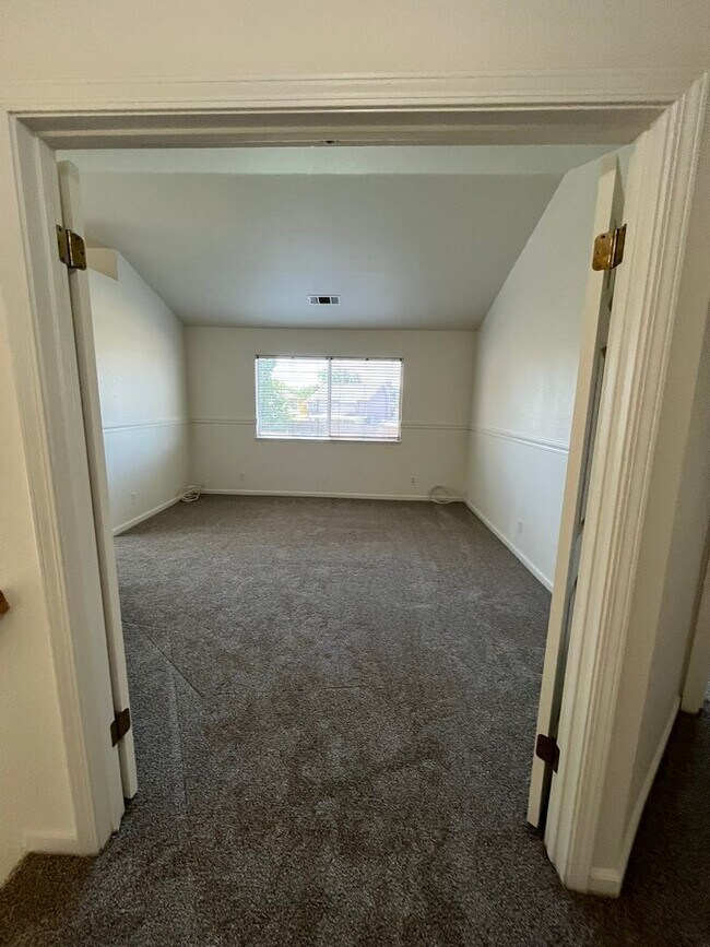 Building Photo - North Modesto Home