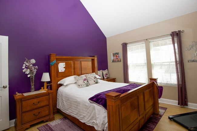 Building Photo - Charming 3 BR/2BA Ranch with fully fenced ...