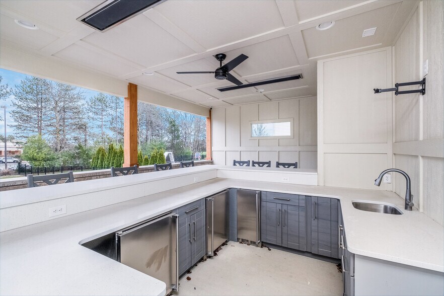 Outdoor Kitchen - 13621 Singletree Ct