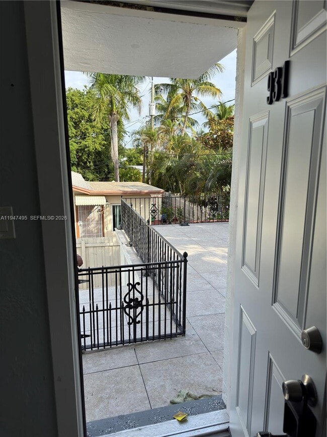 Building Photo - 921 N 17th Ct