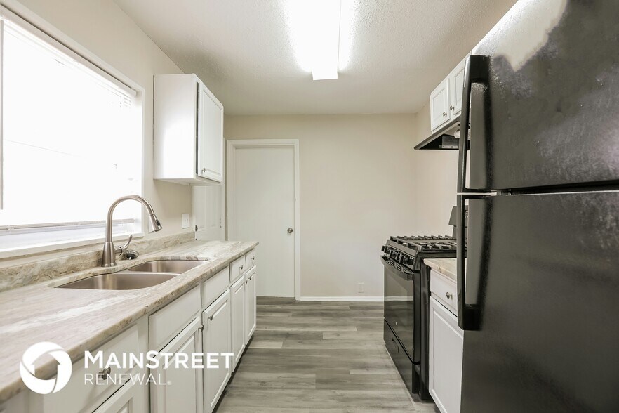 Building Photo - 1435 E 66th Terrace