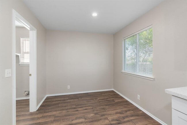 Building Photo - 403 Lakemont Dr