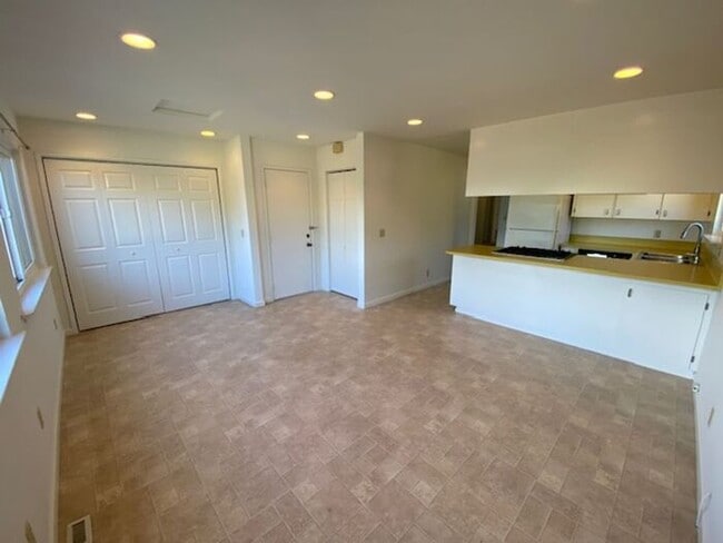 Building Photo - 701 Pine St