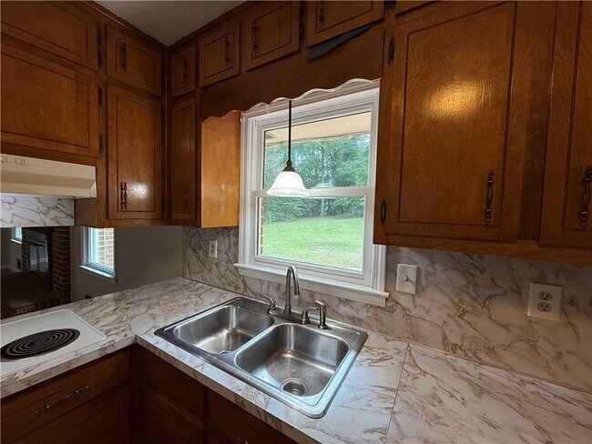 Building Photo - 3155 Oak Dr
