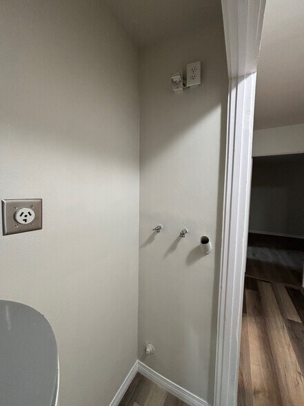 Building Photo - 5504 Fernhill Cir