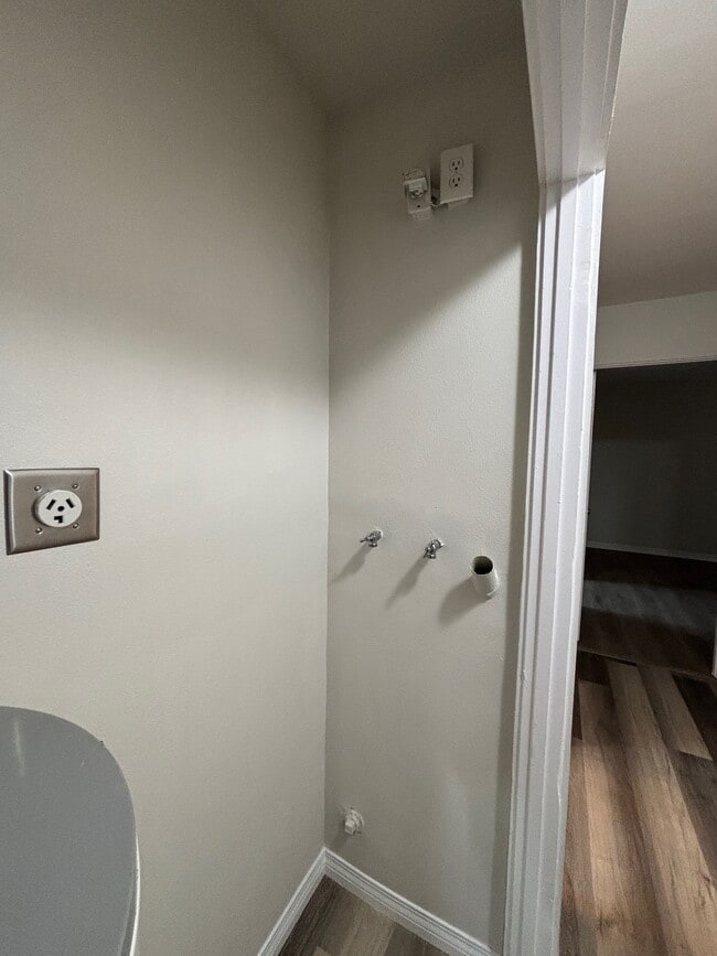 Building Photo - 5504 Fernhill Cir